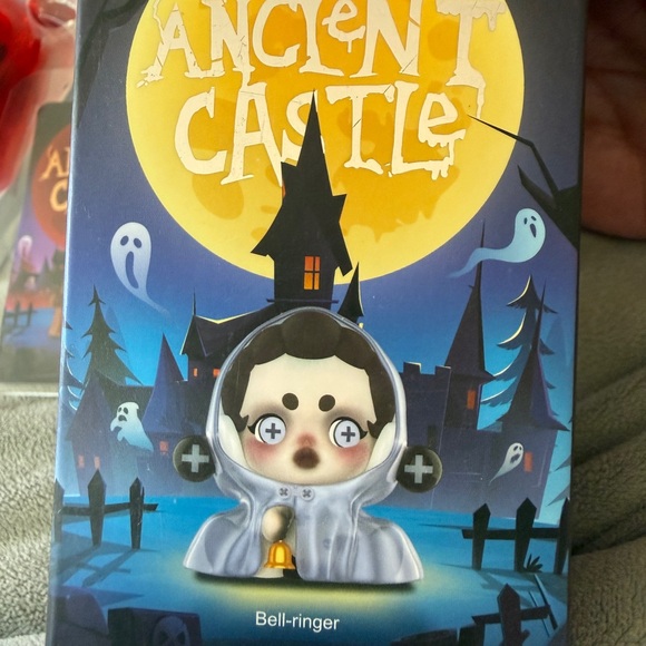 SECRET!!!!!! Ancient Castle “ Bloody Knight” Gorgeous! Discontinued series. - Picture 3 of 6